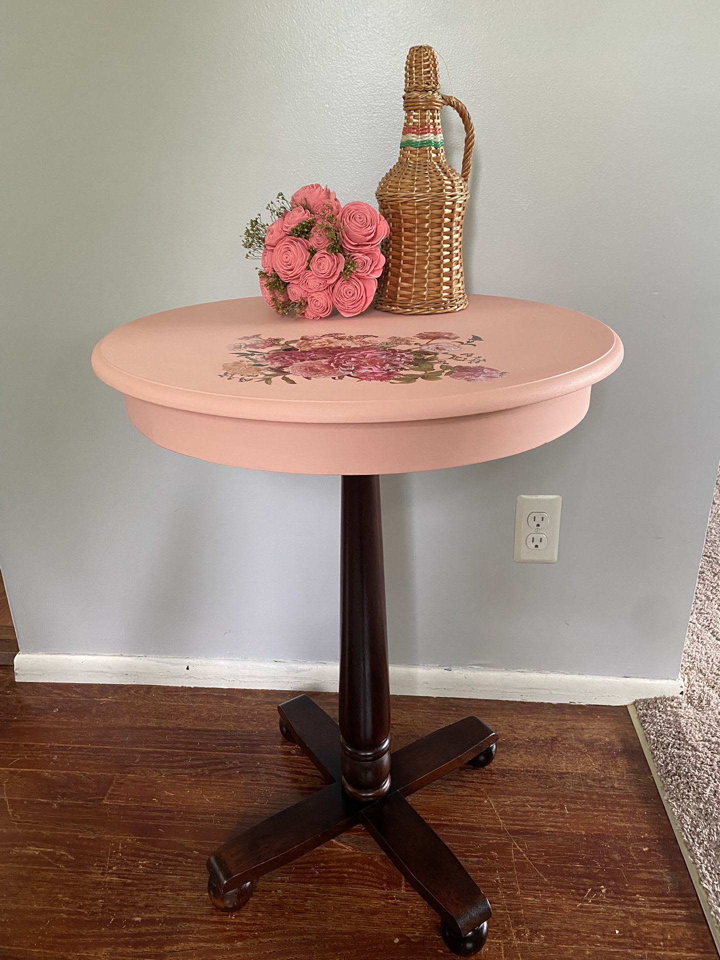 Beautiful side table: Refinished 
