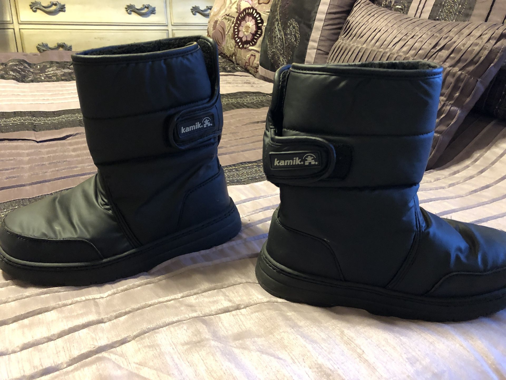 Snow boots kids size 8