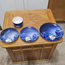 4 PIECE DINNER SET NEW IN THE BOX