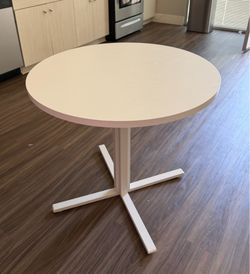 31.5 W Round Dining table