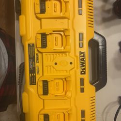 DEWALT 20V MAX Cargador de 4 puertos de carga rápida 