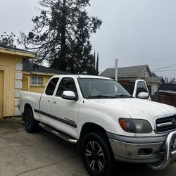 Salvaged White Toyota 2000 Pk