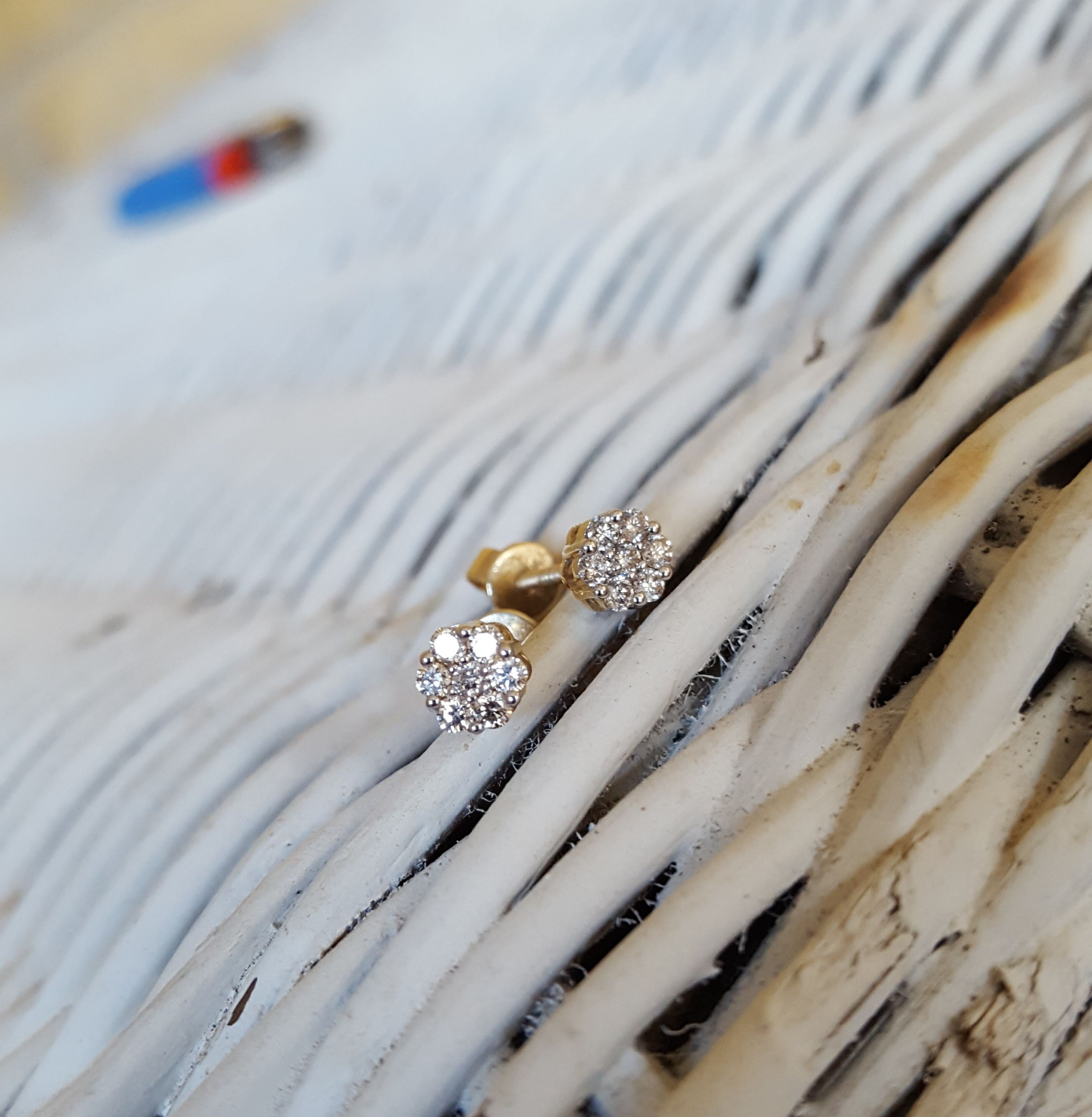 (PRICE DROP) 1/2 carat vvs diamond earrings in 10k yellow gold