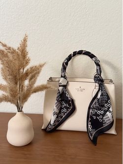 Silk-Style Scarf – Elegant & Versatile Accessory