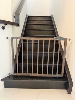 Baby safety gate