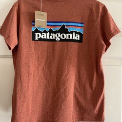 New Women Patagonia P-6 Logo Responsibili Tee T-shirt Top Quartz Coral Large L