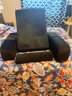 Reading pillow with firm back support