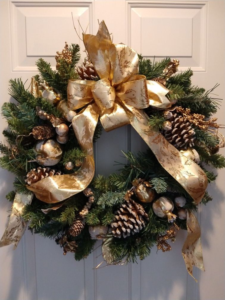 Christmas wreath with gold decoration