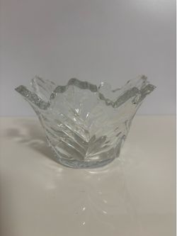 Vintage Indiana Glass Maple Leaf Clear Pressed Glass Serving Bowl - $20