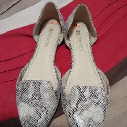 9 1/2 Ladies Flats Shoes 