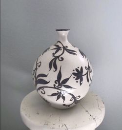 Ceramic flower vase