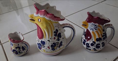 Vintage Deruta Italian Rooster Pitcher 3‑Piece Set
Hand‑painted ceramic rooster pitchers, made in Italy.
10", 8", 5" height. Large, medium, small.
Goo