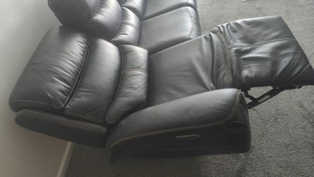 Leather Reclining Sofa – Excellent Condition