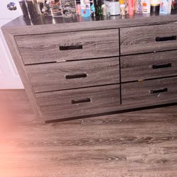 Modern 6-Drawer Dresser – Gray Wood / 