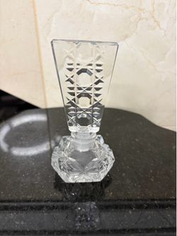 Vintage crystal perfume bottle with stoper 5”T