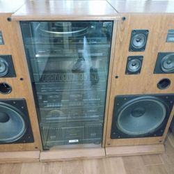 Vintage Stereo System With Speakers