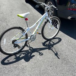 Trek Bike - MT 200 24’’ Girls Bike With Helmet