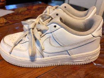 Nike shoes 4Y.