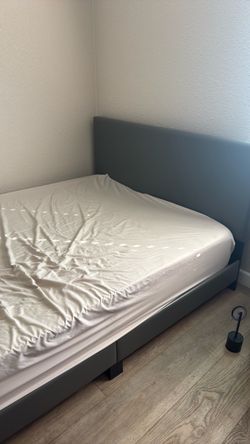 Se vende una cama Queen es de Funny