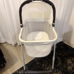 Newborn Bassinet with Canopy