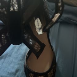 Lace Pointy Shoes With Velcro bowl that is removable size 5