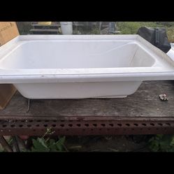 tub/wall/pipes 