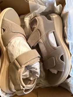 Clark’s Women’s Cloudsteppers Mira Bay strappy sandals- Grey -Stone- 5.5