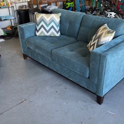 Like New Couch 