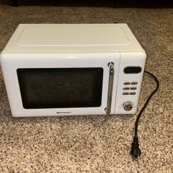 White Emerson Retro Microwave 