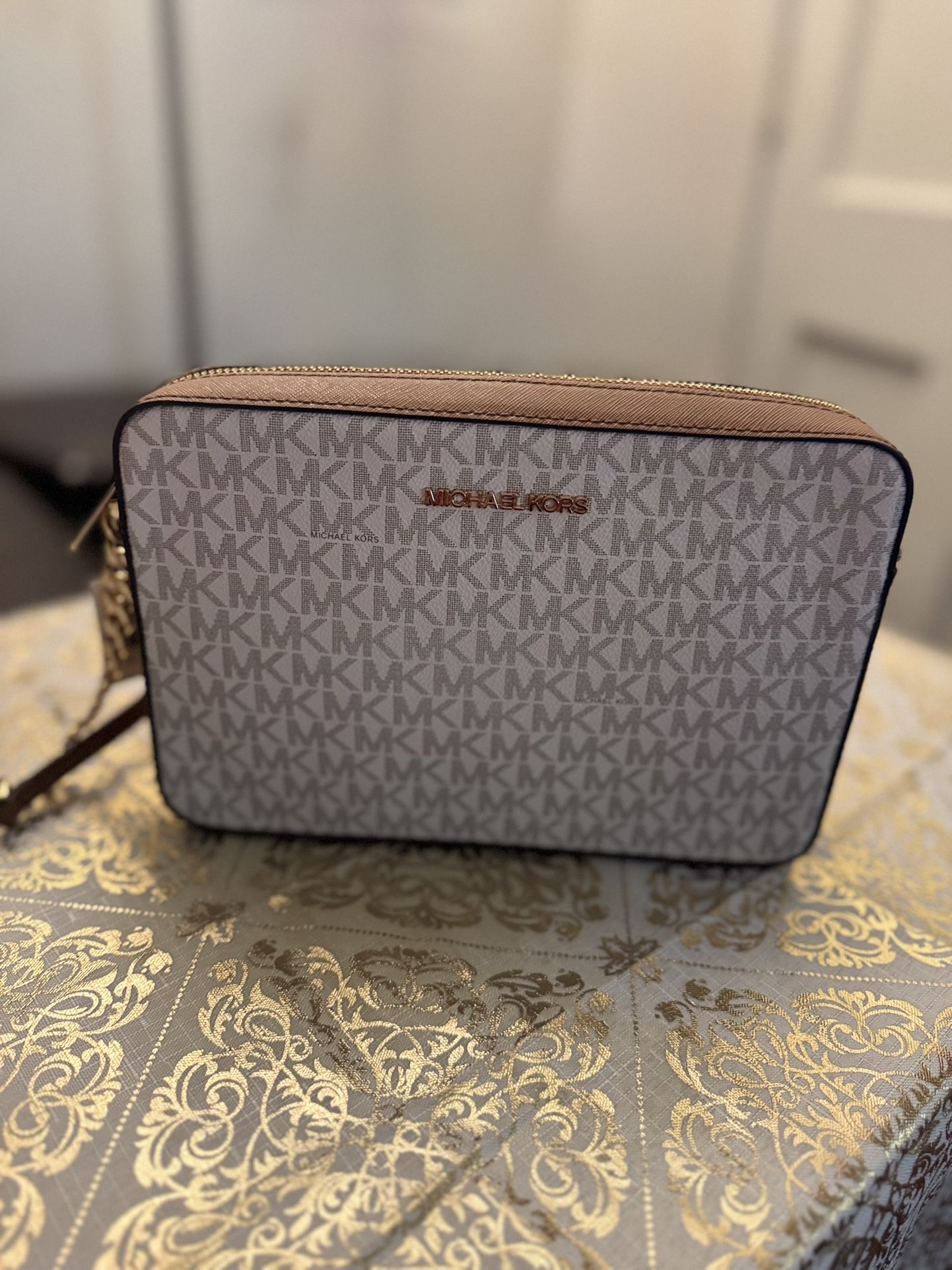 New!!!! Michael Kors Crossbody Monogram Design