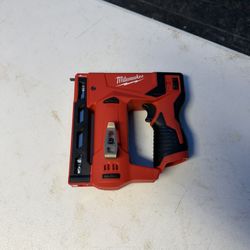 📌Milwaukee M12 12-Volt Lithium-Ion Cordless 3/8 in. Crown Stapler (Tool-Only)👉PRECIO FIRME NO MENOS👉$80