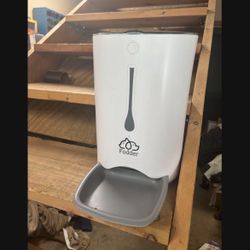 LOW PRICE MOVING- $220 + TAX RETAIL LARGE AUTOMATIC DOG OR CAT FEEDER 