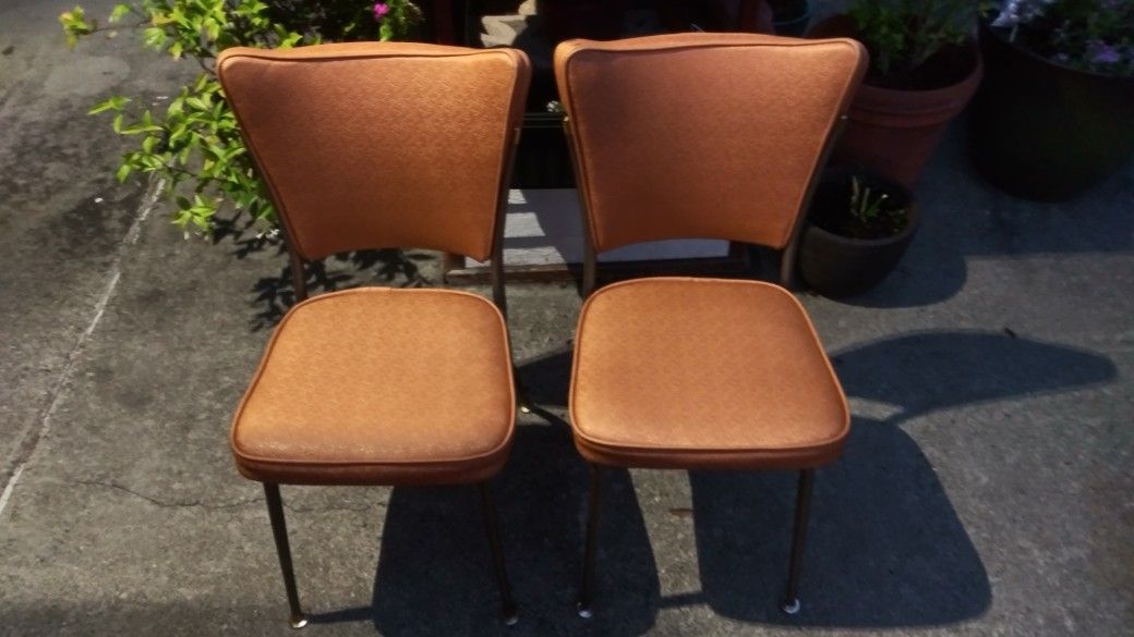 I HAVE 4 VINTAGE 1960 DINING CHAIRS, THEY ARE READY TO ADD TO YOUR HOME WITH NO WORK NEEDED TO RESTORE. PLEASE READ DESCRIPTION, Thank You🌹