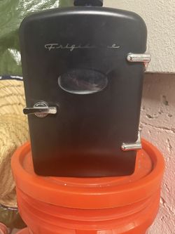 Mini Fridge (6 Can)