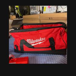 MILWAUKEE POWER TOOLS M18 24INCH BAG WITH STRAP