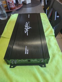 UN AMPLIFIER SKAR AUDIO