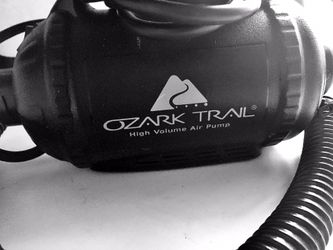 Electric air pump for an air mattress