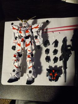 Gundam Universe RX-0 Unicorn Gundam Figure