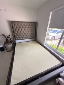 Rooms To Go queen bed