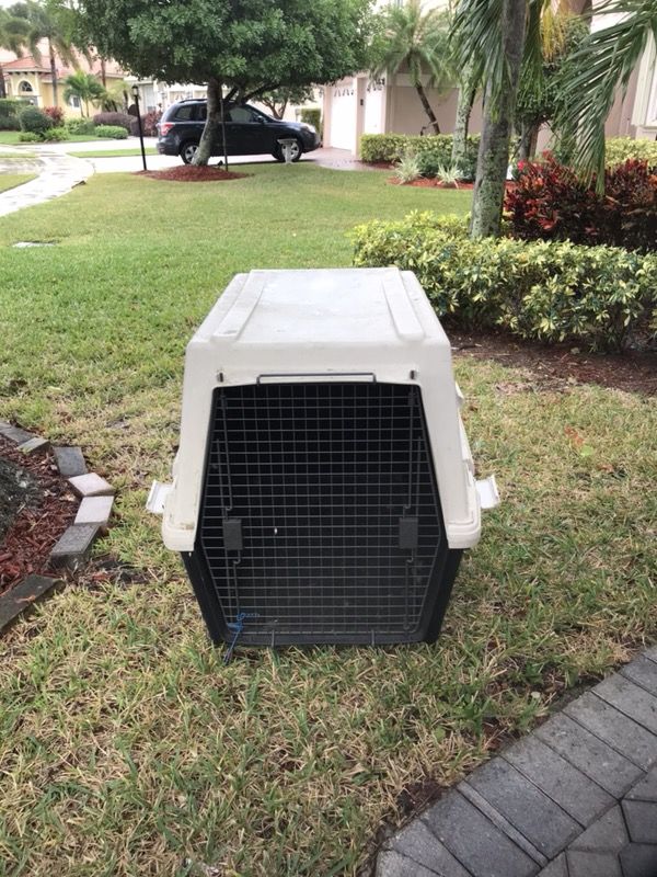 Petmate Furrarri 550 Giant Large Breed dog Crate - Size 40"x30"x30"