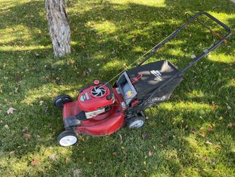 Craftsman Self-Propelled Lawn Mower With Bag Starts Right Up/  Cortacésped autopropulsado Craftsman con bolsa recolectora: arranca al instante  All sa