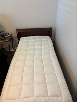 Pair of Solid Mahogany Sleigh Beds – Elegant Classic Design with Quilted Mattresses