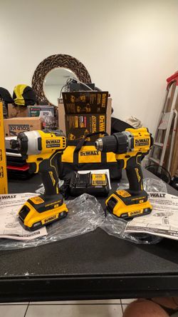 DEWALT 20-Volt  Cordless Combo Kit (2-Tool) with (2) 2.0Ah Batteries, Charger and Bag