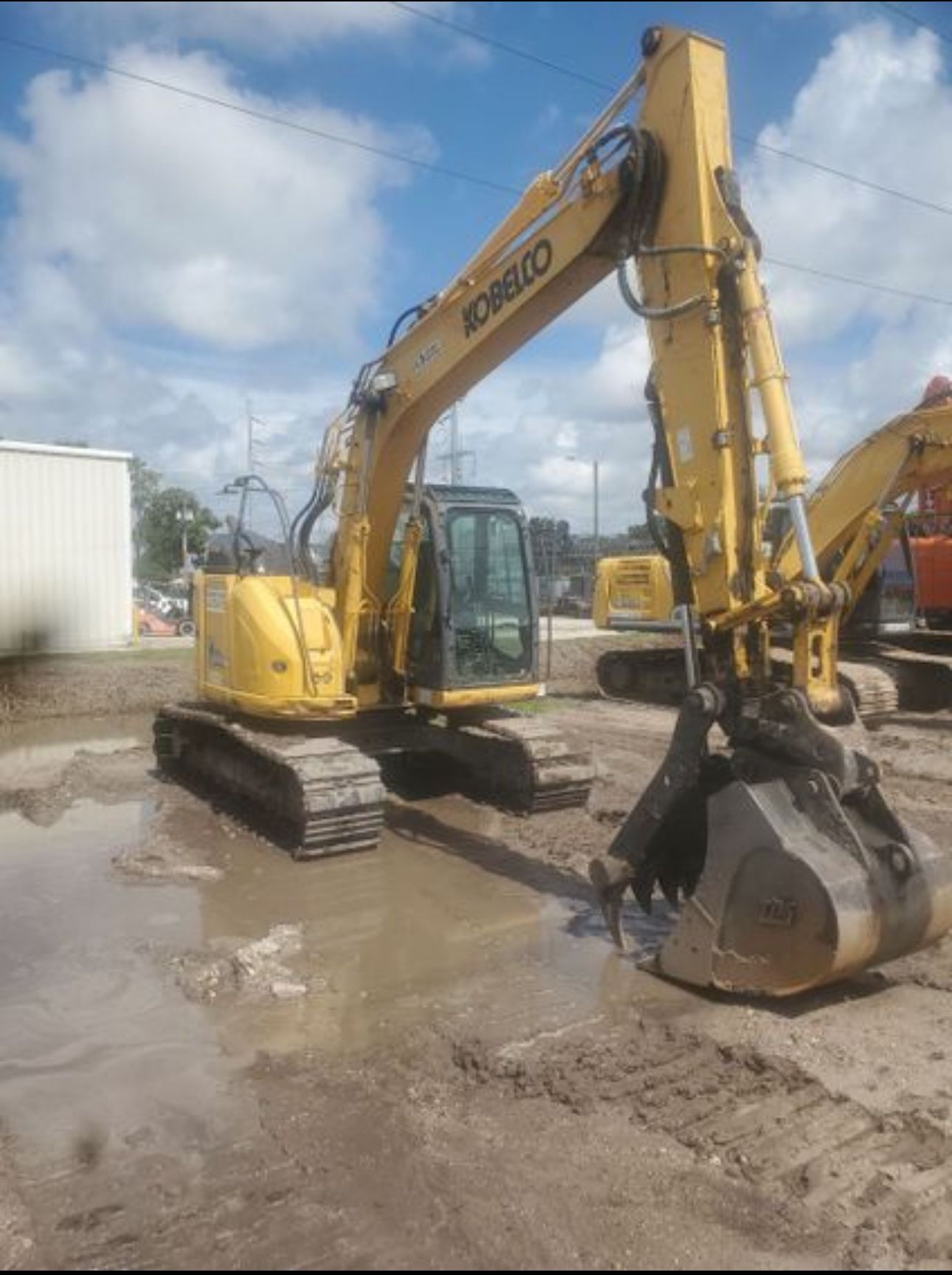 Excavator - Kobelco 140 - W/ Hydraulic Thumb & Rubber Track Pads