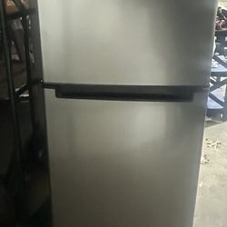 Magic Chef Half Size Fridge With Freezer 