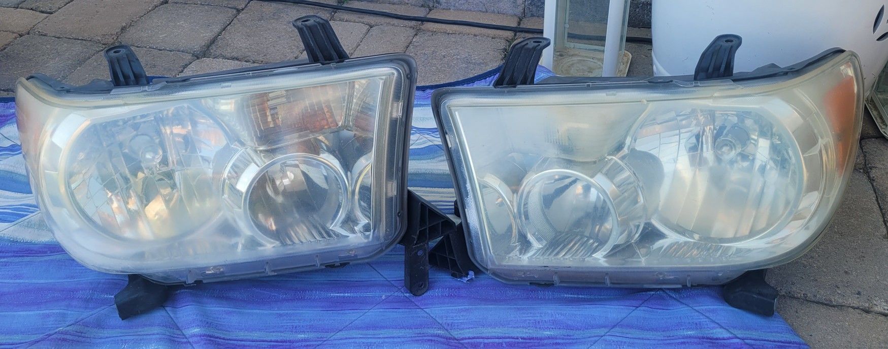 Free Toyota Tundra 2011 Headlights