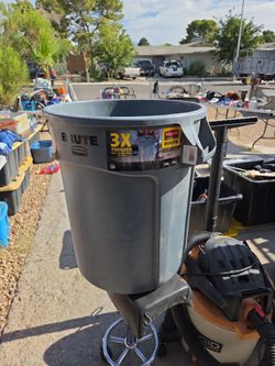 Brute 20 Gallon trash can