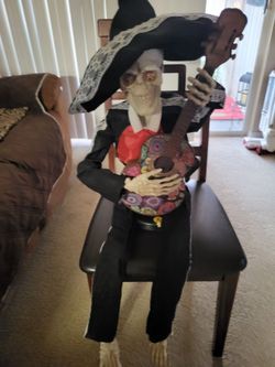 Animated, singing(la Bamba) Mariachi Skeleton Mariachi Figure