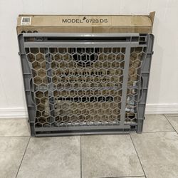 Wide Pet Gate / Expandable Gate - Fits Openings 28” - 42”