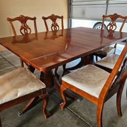 It's Dining Room Table With 6 Chairs And Good Condition 